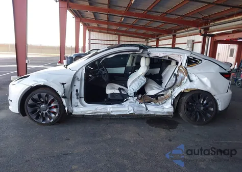 2022 Tesla Model Y Performance Dual Motor All-Wheel Drive z USA, uszkodzony, nr VIN 7SAYGDEF2NF350714